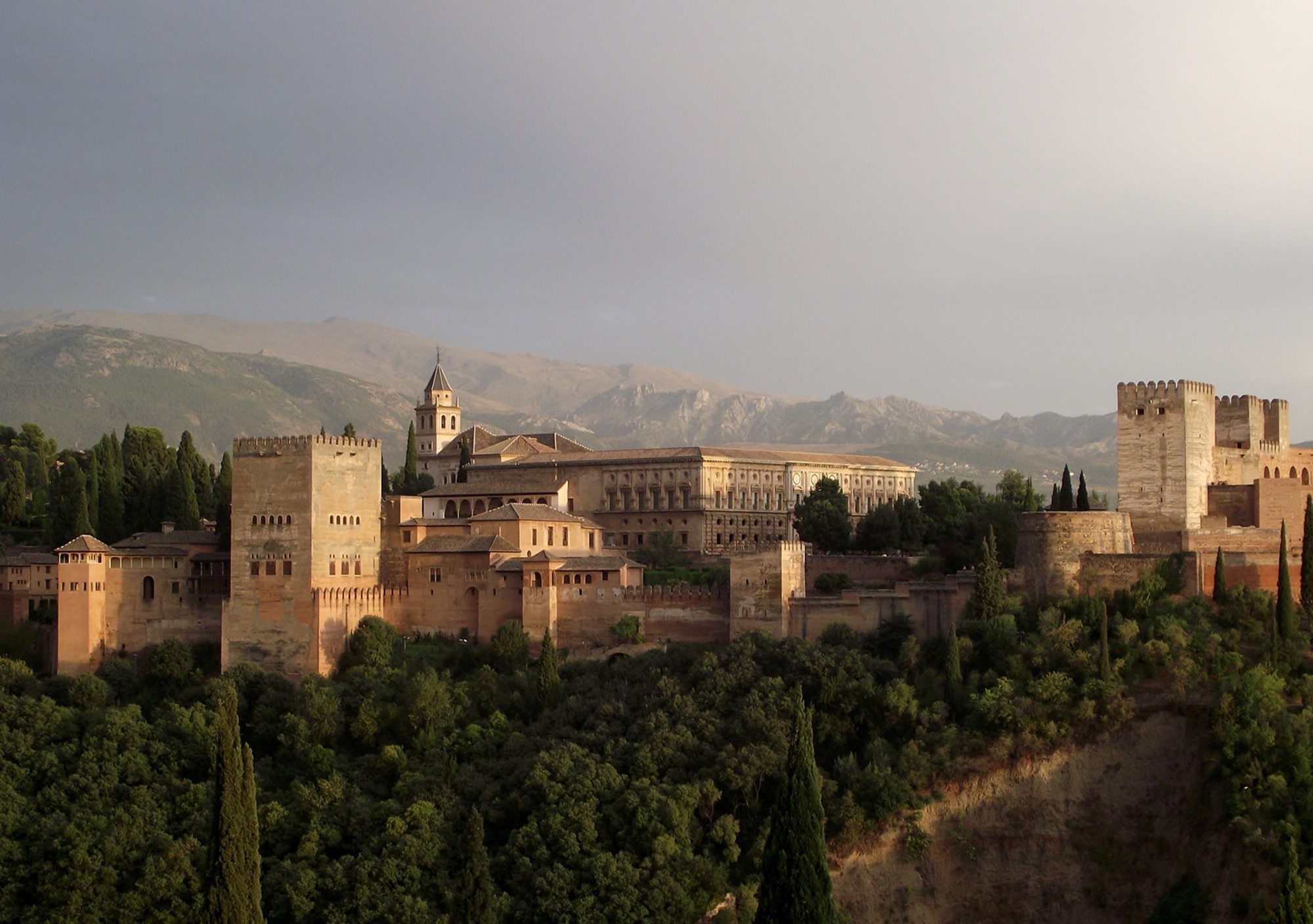 Visita a la Alhambra para grupos Ciudad Palatina con guia oficial en español